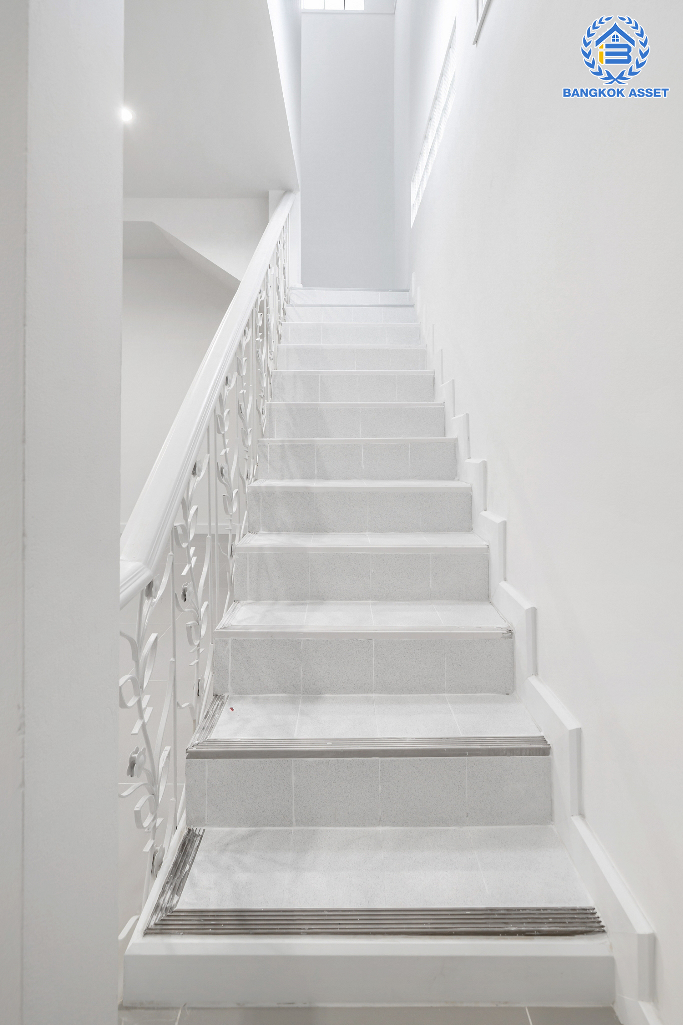 บ้านมือสองตกแต่งใหม่ ม.ดิเอมเมอรัลด์พาร์ค2 บางกรวย-ไทรน้อย เนื้อที่ 58.9 ตร.ว. ฟังก์ชัน 5 ห้องนอน 3 ห้องน้ำ 1 ห้องอเนกประสงค์ 2 ที่จอดรถ บนทำเลศักยภาพ เชื่อมสู่ถนนชัยพฤกษ์ เพียง 5 นาที ใกล้เซ็นทรัลเวสต์เกต และรถไฟฟ้าสายสีม่วง "สถานีบางพลู"...